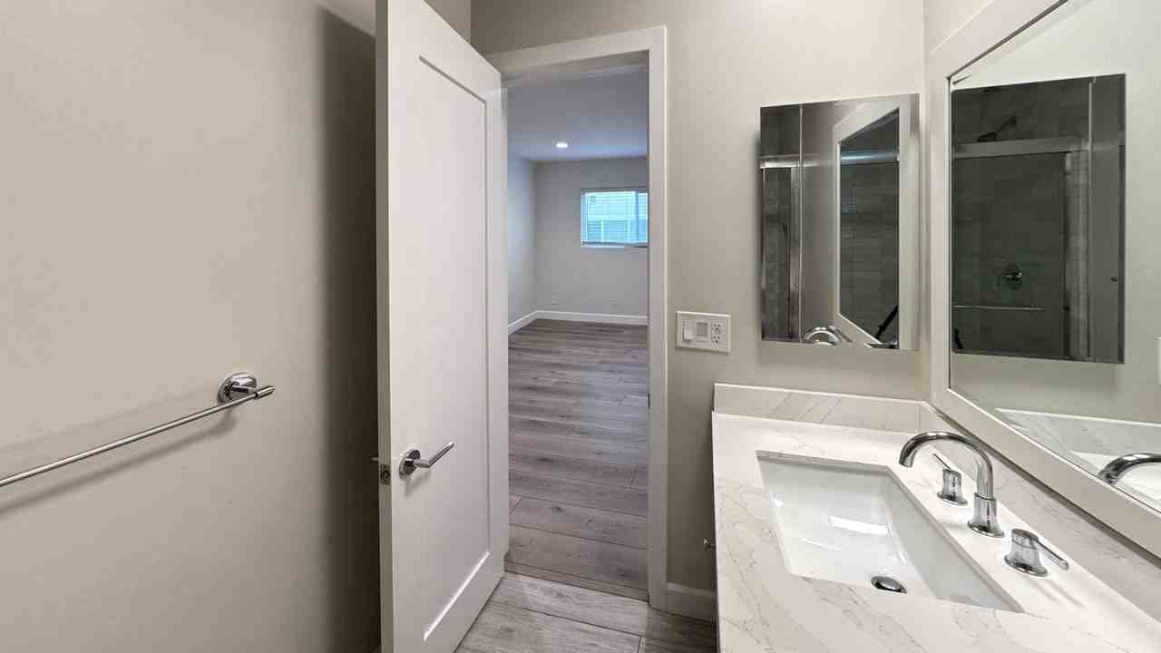 942 7th St #6 - Photo 5 of 14