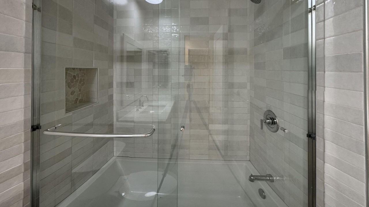 942 7th St #6 - Photo 6 of 14
