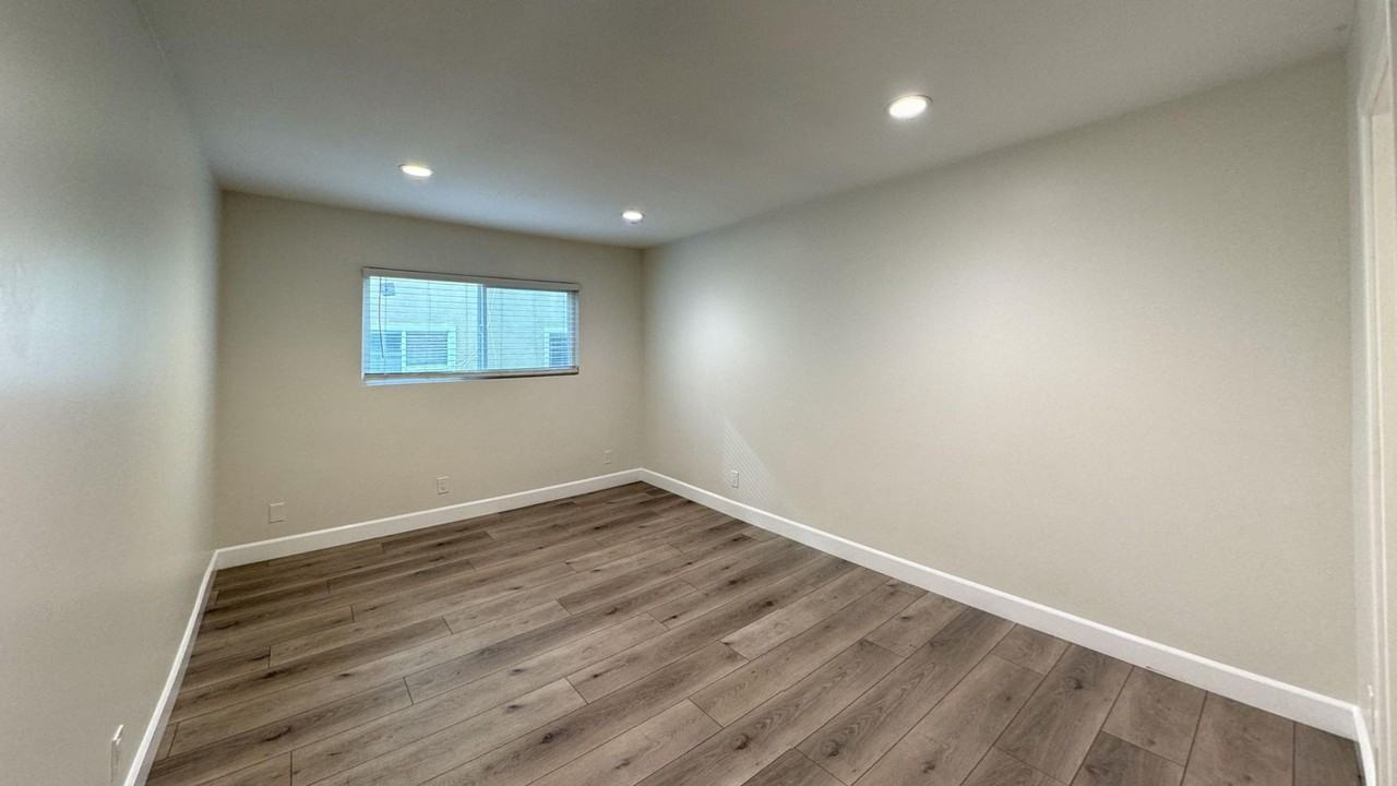 942 7th St #6 - Photo 2 of 22