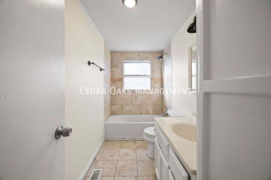 1935 E Lee St - Photo 4 of 18