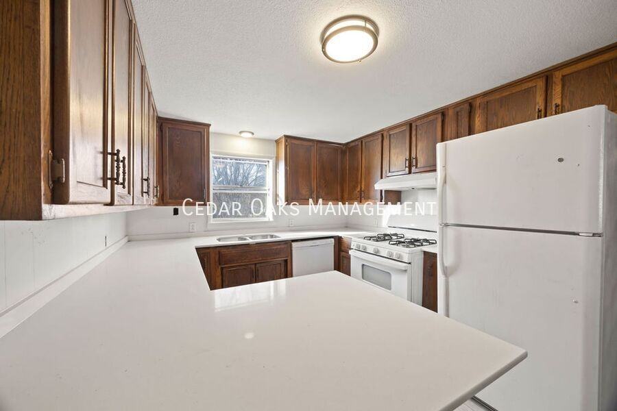 1935 E Lee St - Photo 6 of 18
