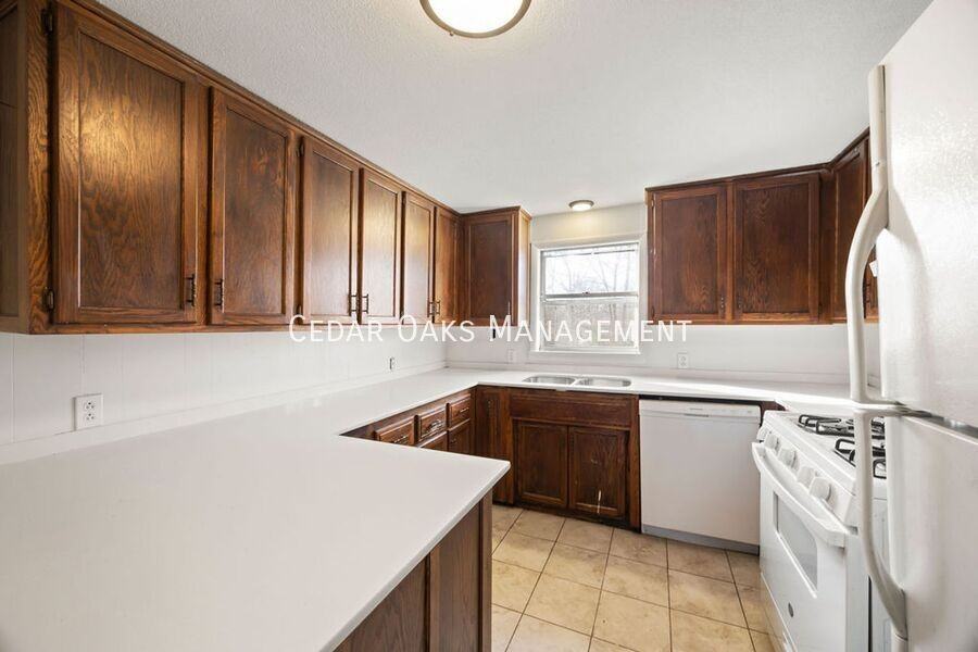 1935 E Lee St - Photo 7 of 18