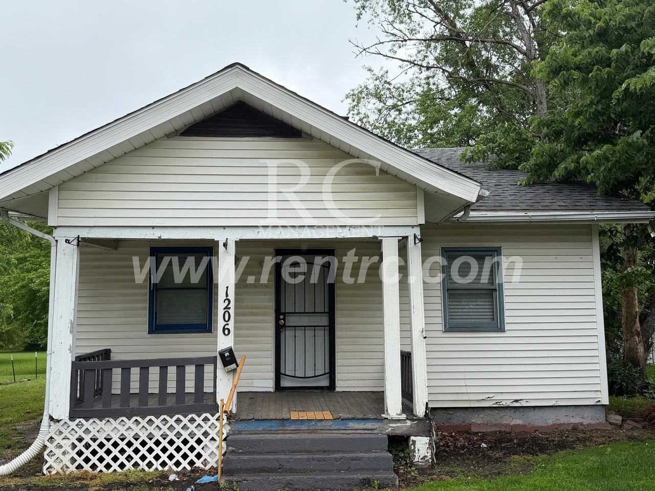 1206 Robinson St - Photo 3 of 15