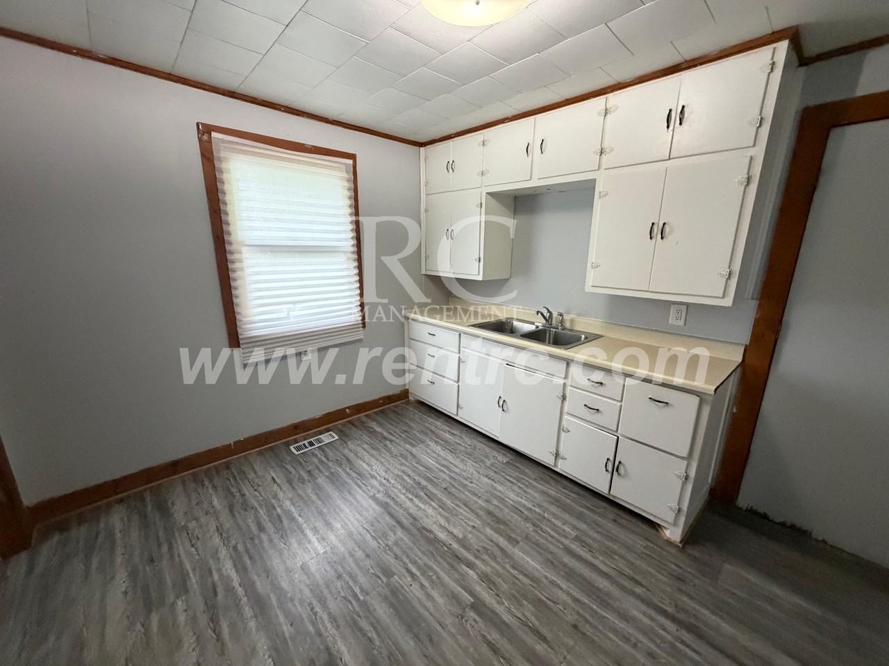 1206 Robinson St - Photo 4 of 15
