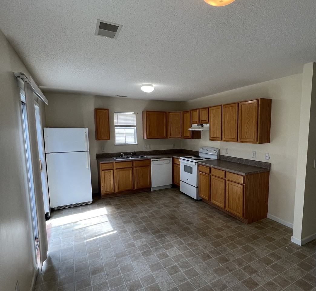 221 Fox Grove Cir - Photo 3 of 9