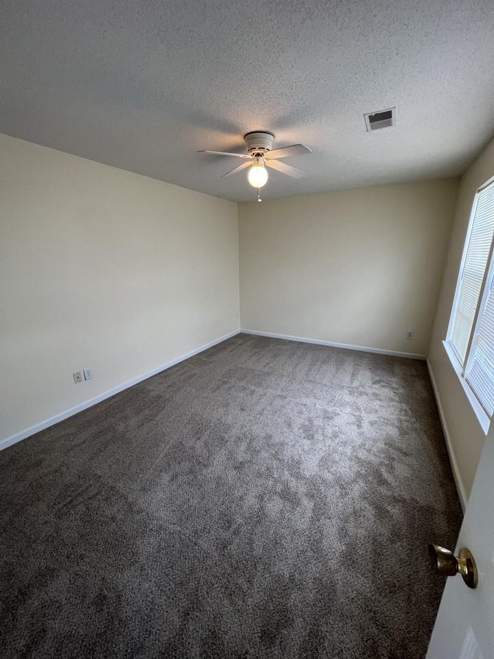 221 Fox Grove Cir - Photo 4 of 9