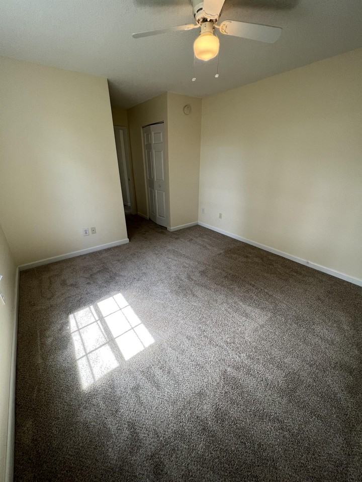 221 Fox Grove Cir - Photo 7 of 9