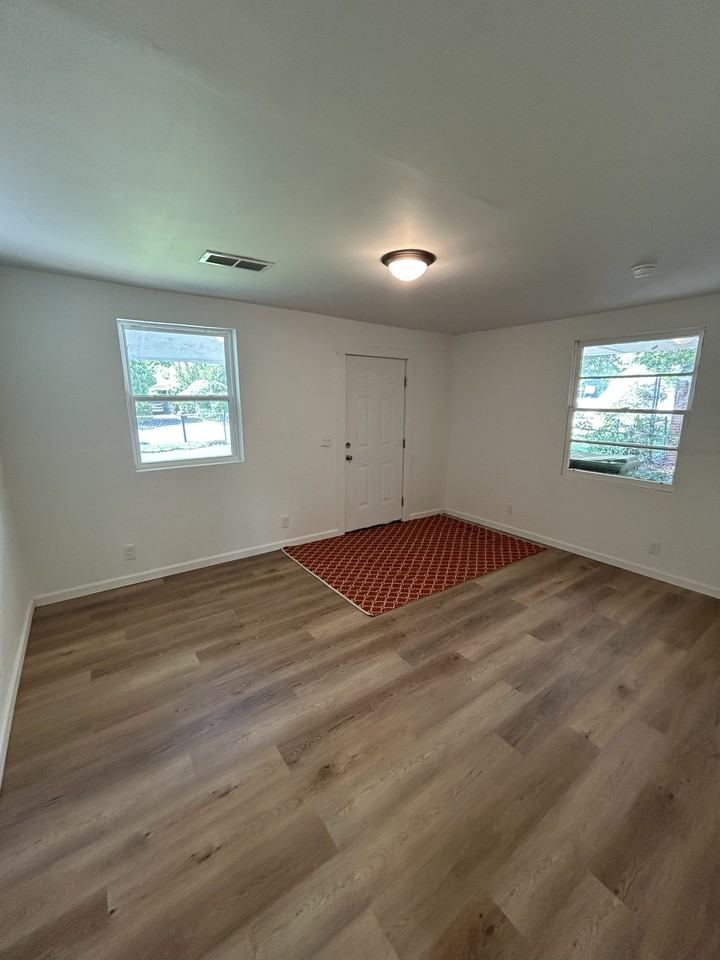 370 Collinwood Ave - Photo 4 of 10