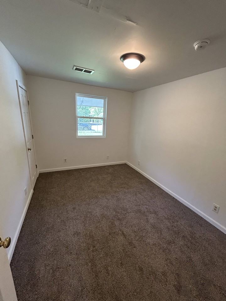 370 Collinwood Ave - Photo 7 of 10