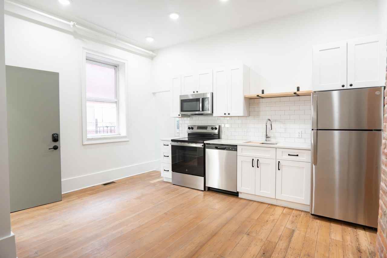 4402 Butler Street - Photo 2 of 32
