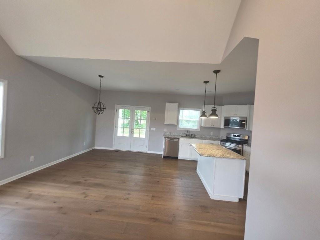 202 Cherokee Dr - Photo 3 of 10