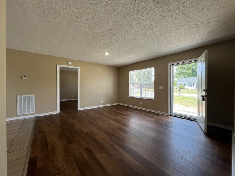 905 Spruce St - Photo 2 of 24
