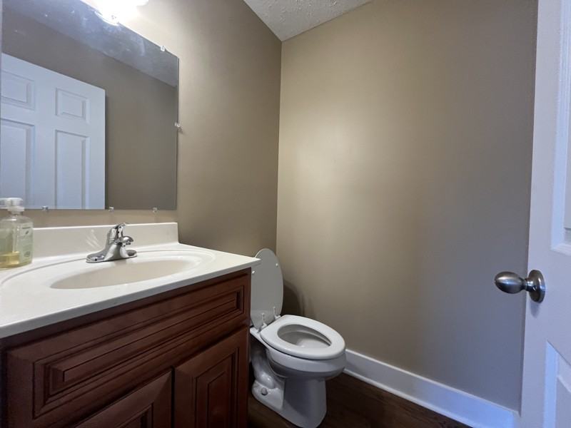 905 Spruce St - Photo 6 of 24
