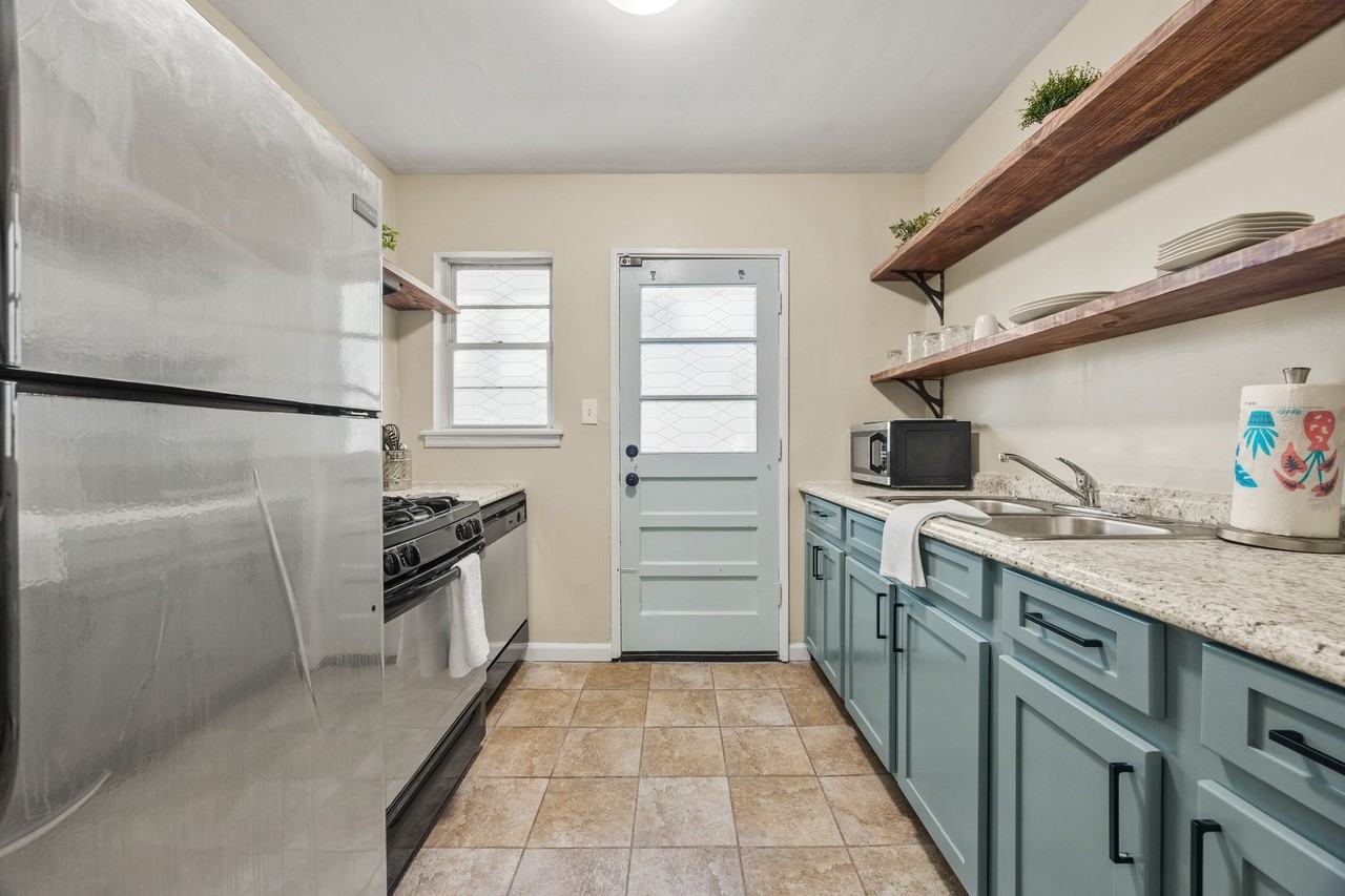2160 Lenox Rd Ne - Photo 4 of 18