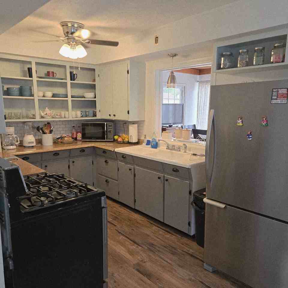143 Hartshorn Dr - Photo 5 of 11
