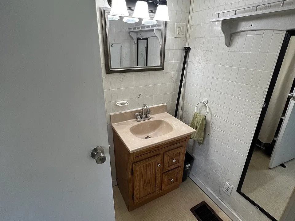 115 Cram St - Photo 5 of 10