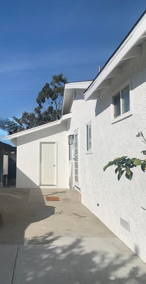 256 W Lomita Blvd - Photo 4 of 16