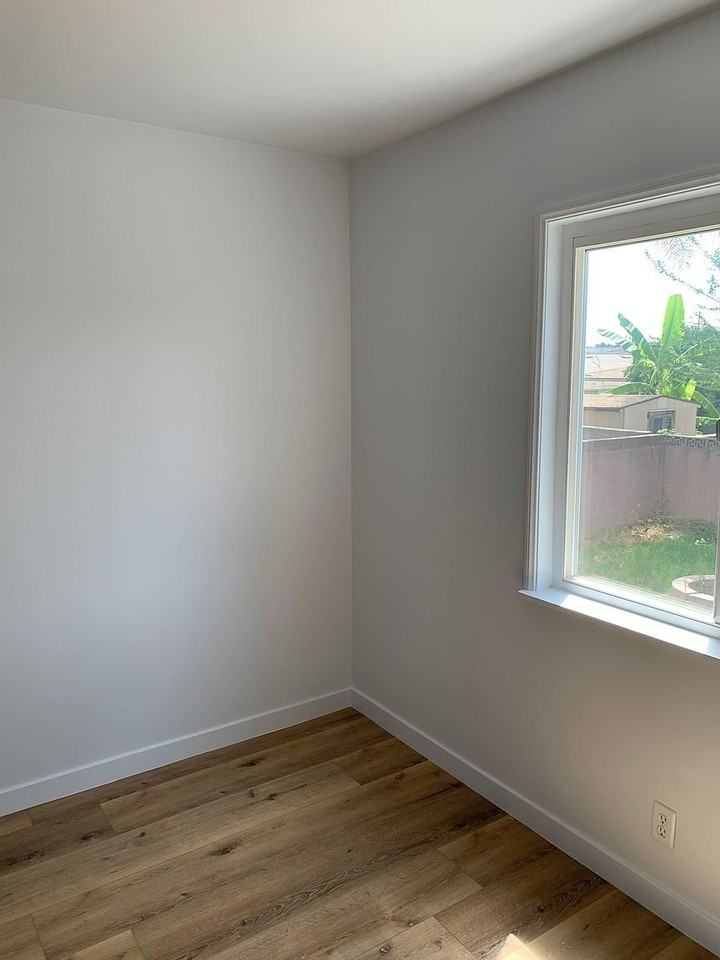 256 W Lomita Blvd - Photo 5 of 16