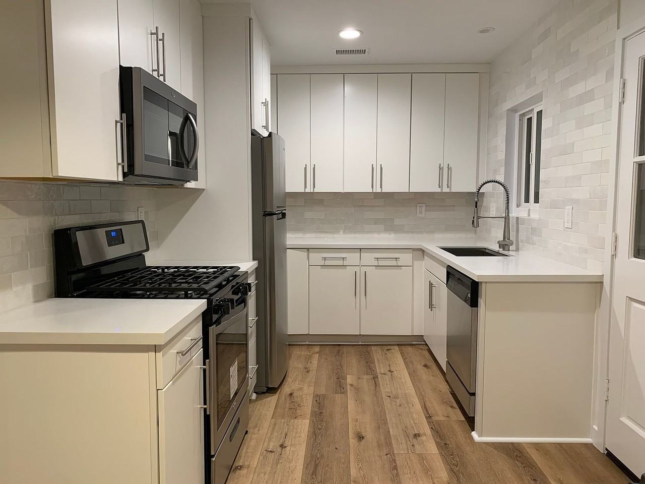 256 W Lomita Blvd - Photo 6 of 16
