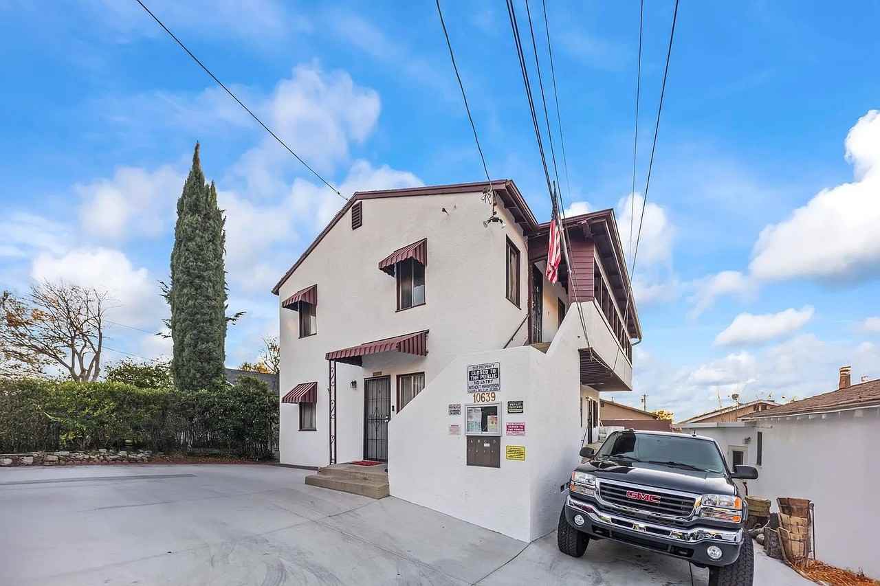 10639 Fitzroy Ave - Photo 2 of 10