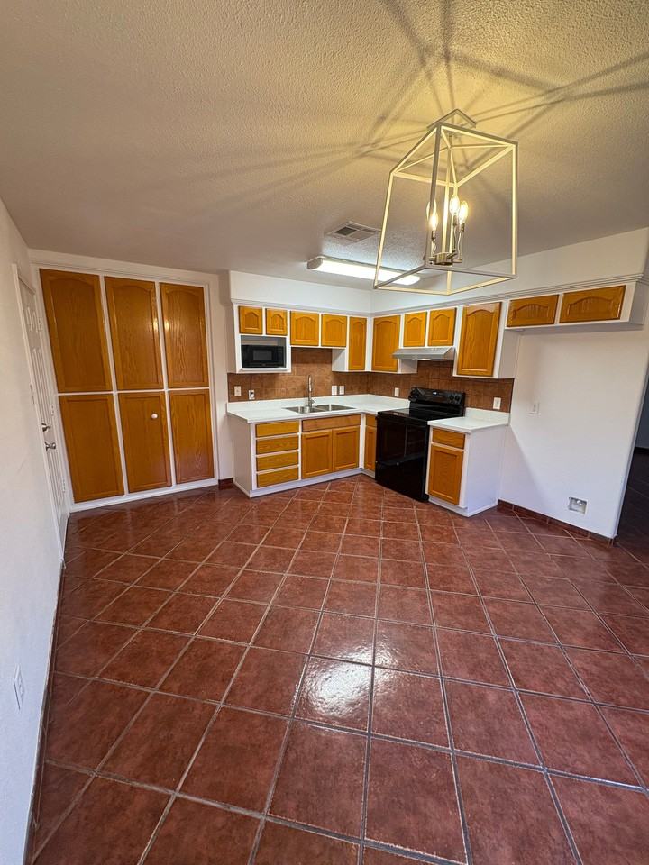574 N Bernal Dr - Photo 3 of 12