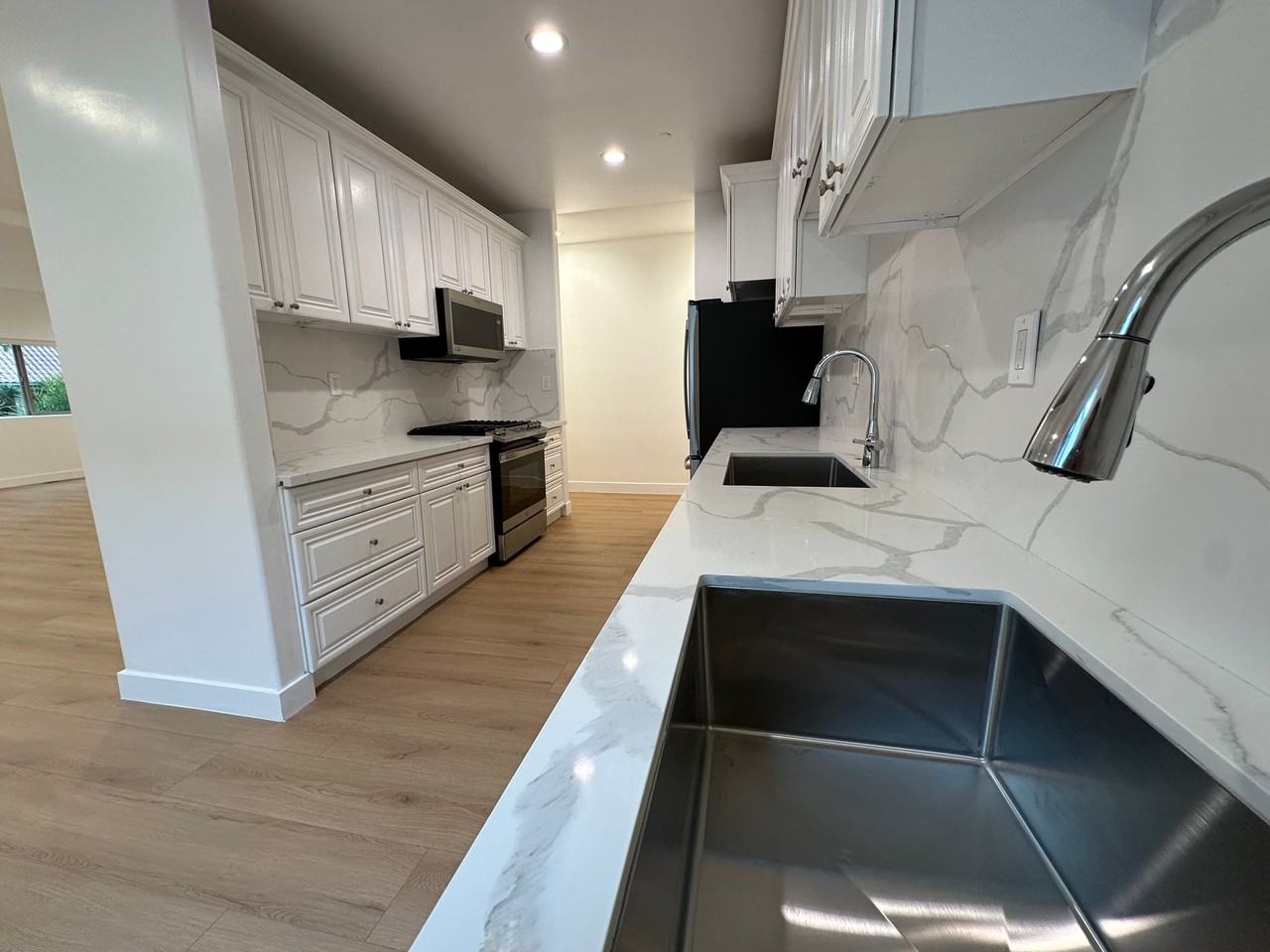 1109 S La Peer Dr - Photo 6 of 19