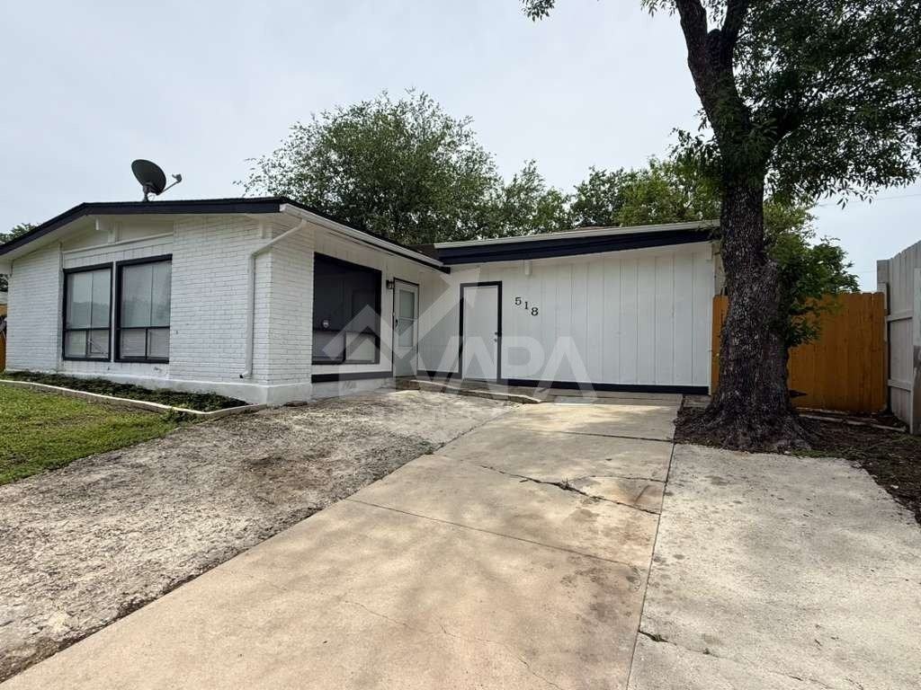 518 Jamaica Dr - Photo 2 of 20