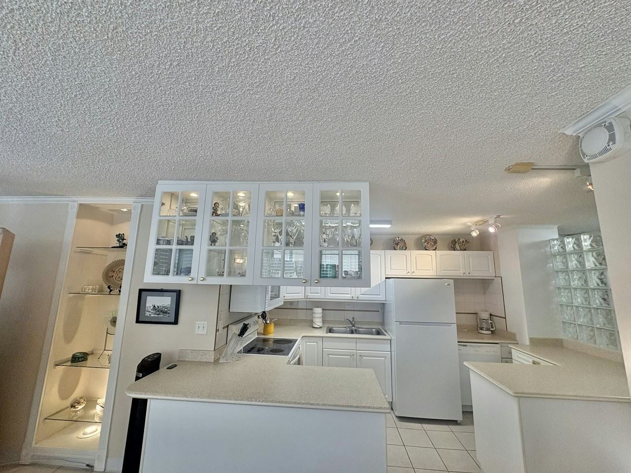2415 Ala Wai Boulevard - Photo 2 of 17