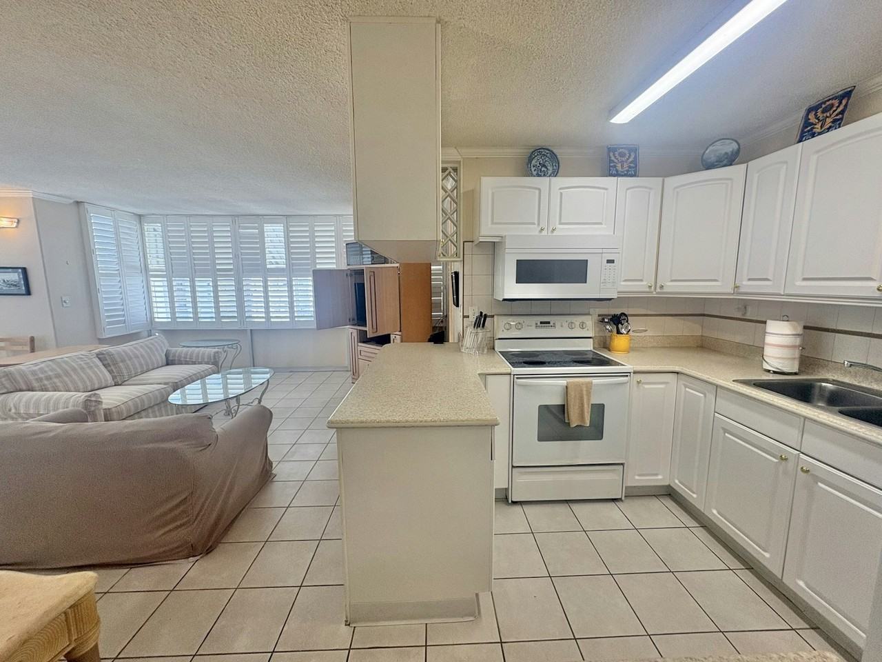 2415 Ala Wai Boulevard - Photo 3 of 17