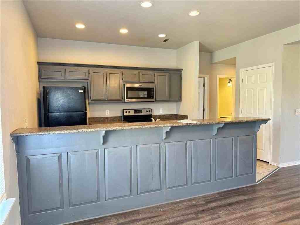 3205 Sw Windrift Ave #1 - Photo 2 of 4