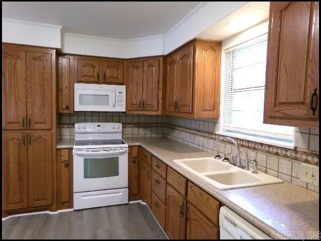 204 Dobbs St - Photo 4 of 18