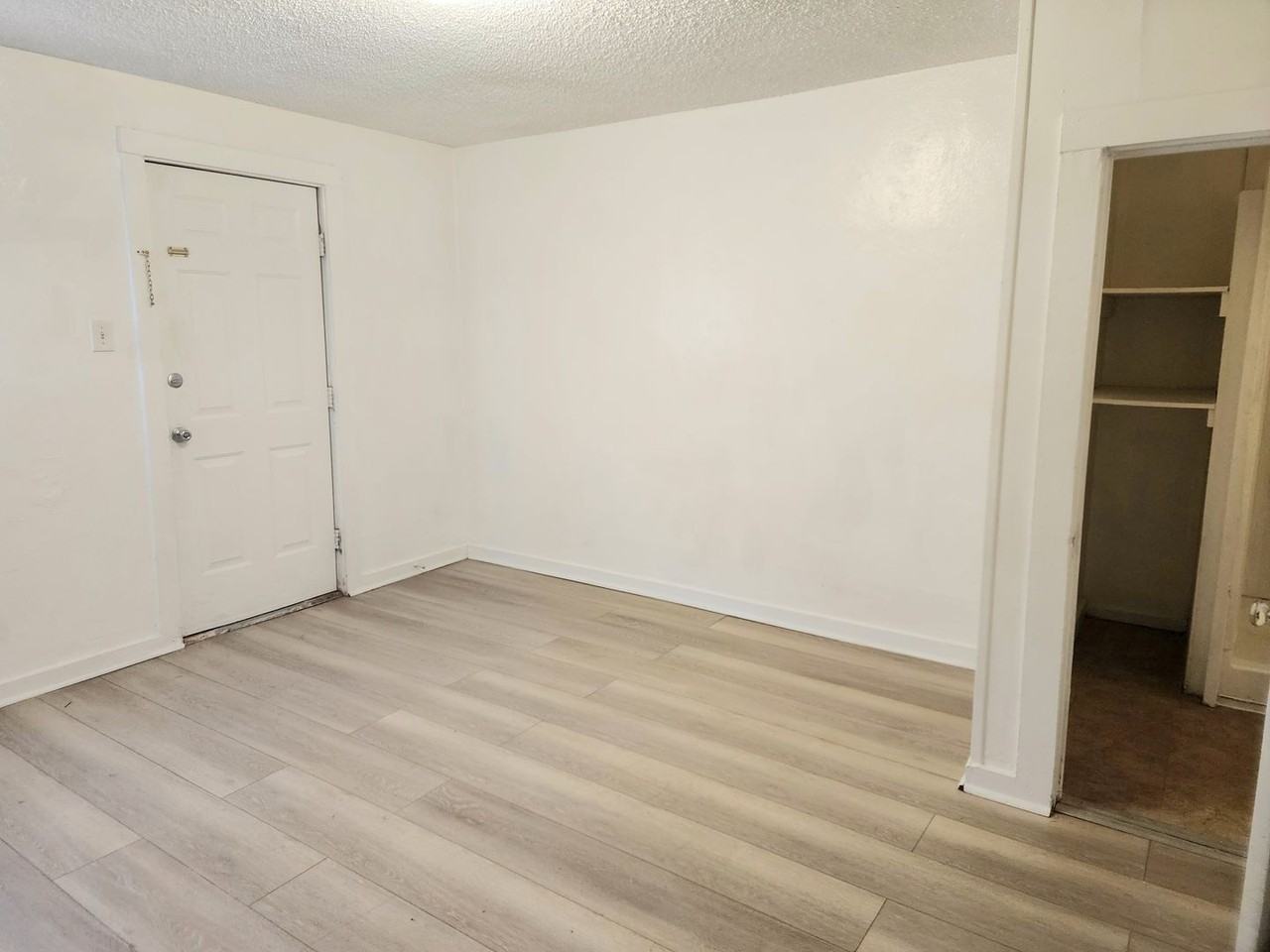 216 S Avenue I - Photo 2 of 16