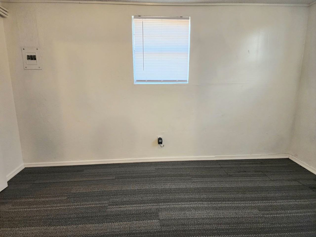 216 S Avenue I - Photo 4 of 16