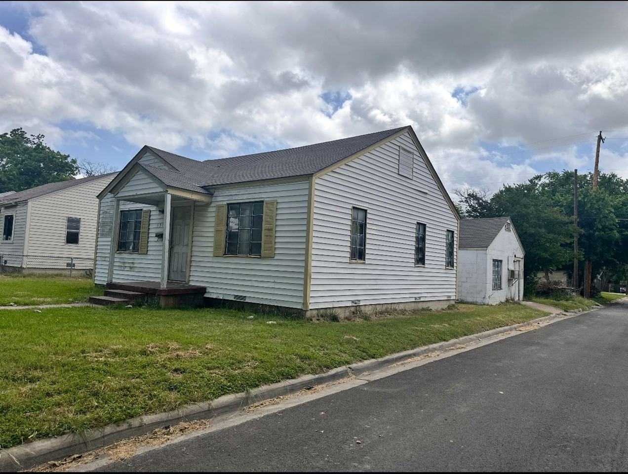 1317 S Main St - Photo 2 of 10