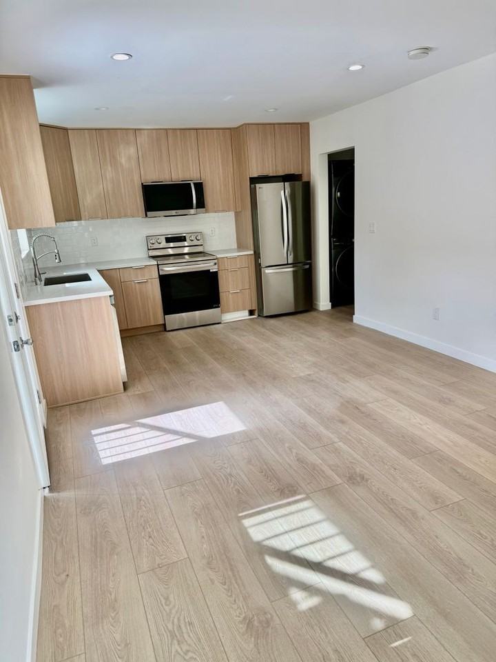 449 Oakhurst - Photo 2 of 10