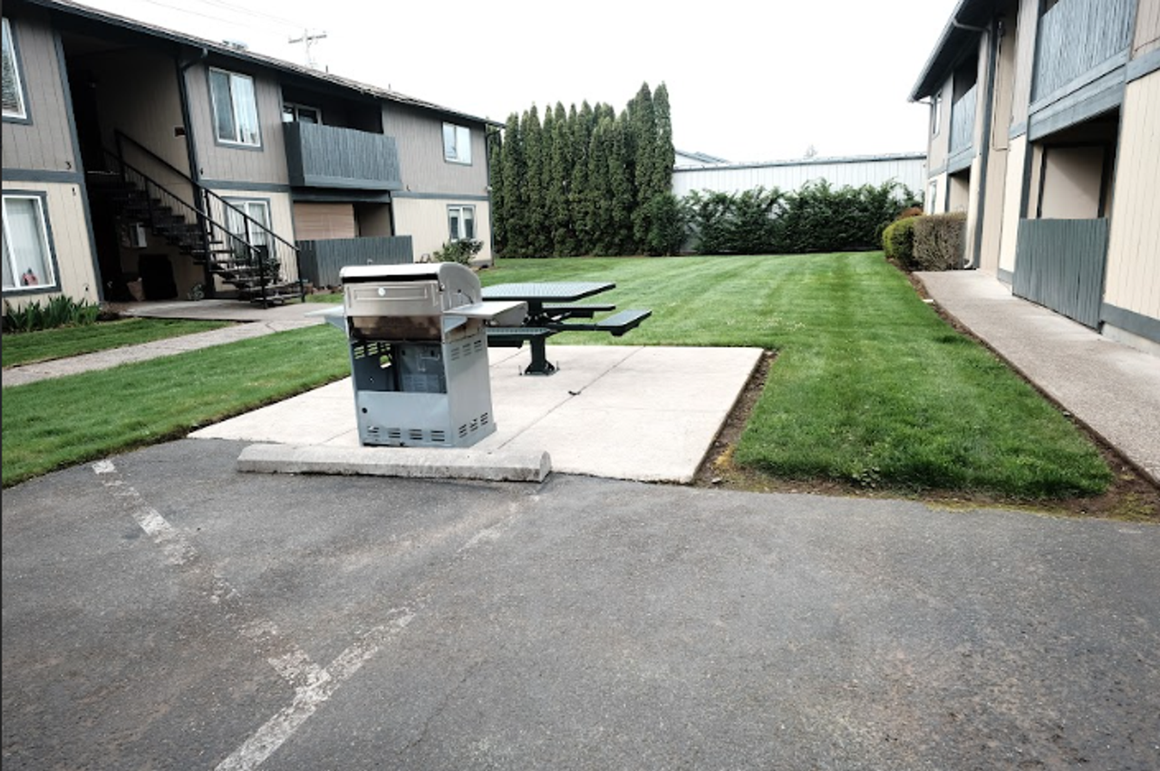 Cedars in Sweethome ** Walk in Closets, on site laundry in a lovely Community - Photo 3 of 19
