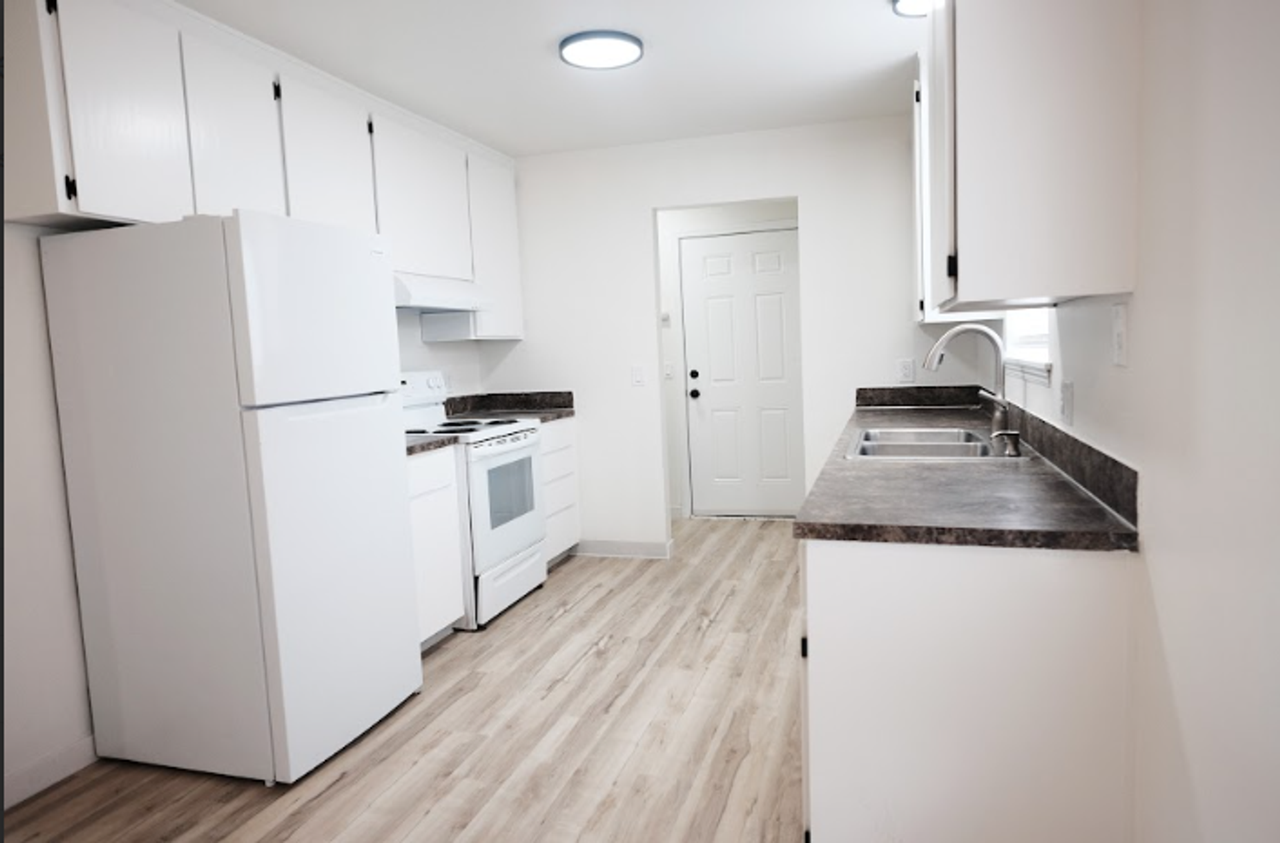 Cedars in Sweethome ** Walk in Closets, on site laundry in a lovely Community - Photo 4 of 19