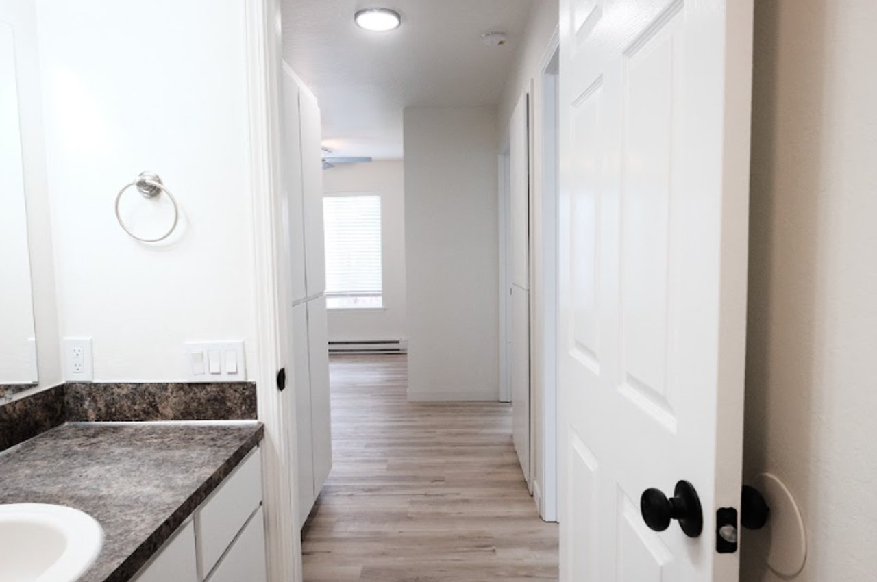 Cedars in Sweethome ** Walk in Closets, on site laundry in a lovely Community - Photo 5 of 19