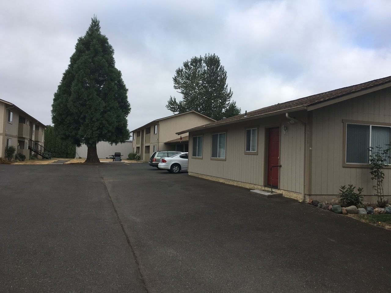 Cedars in Sweethome ** Walk in Closets, on site laundry in a lovely Community - Photo 6 of 19
