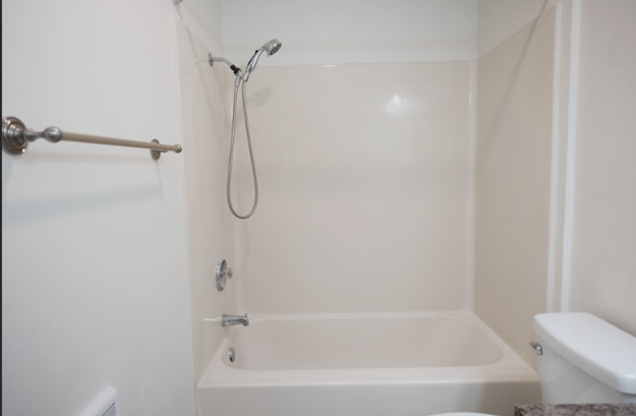 Cedars in Sweethome ** Walk in Closets, on site laundry in a lovely Community - Photo 7 of 19