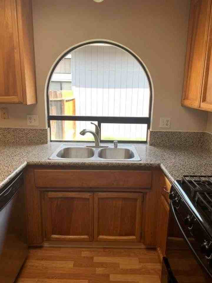8228 Bluehaven Ct - Photo 7 of 23