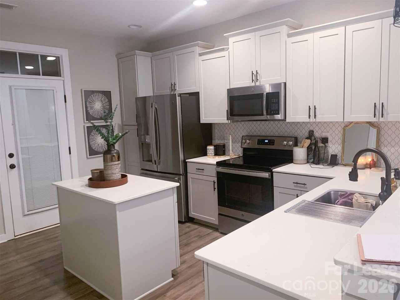 9428 Kings Parade Blvd - Photo 3 of 16