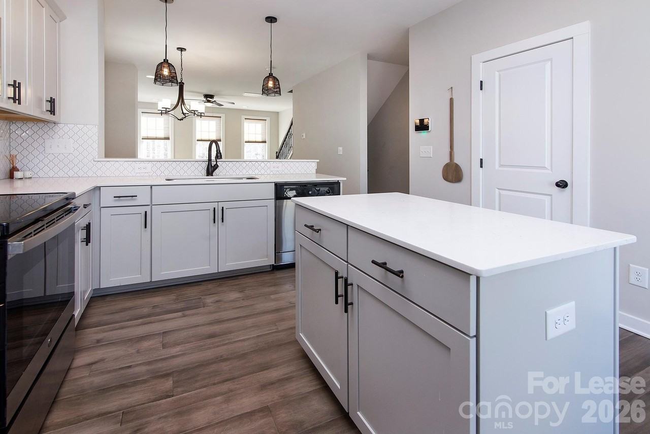9428 Kings Parade Blvd - Photo 5 of 16