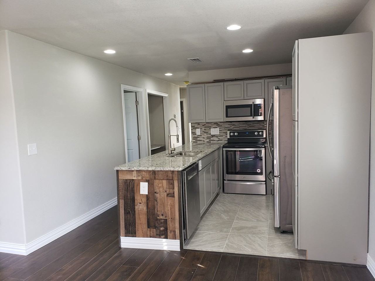 1711 Longview St - Photo 5 of 22