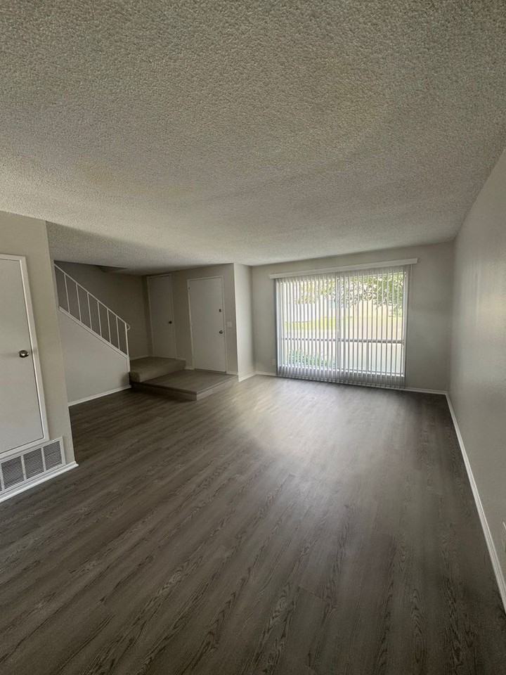 1236 Devonshire Ln - Photo 2 of 40