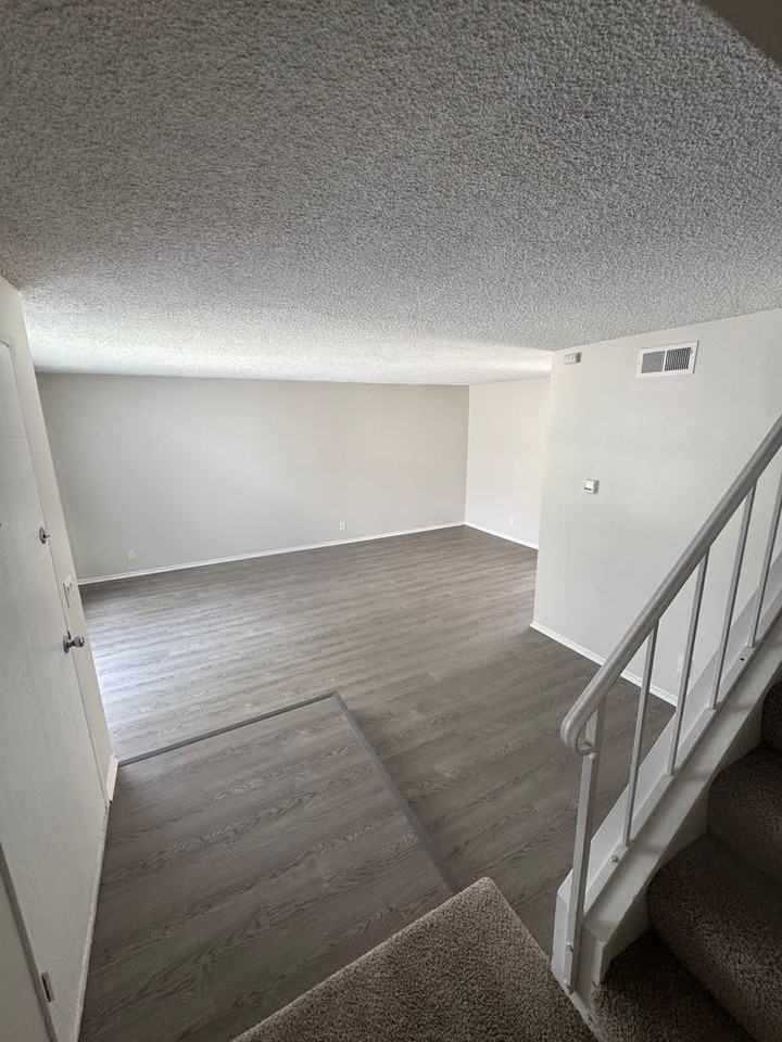1236 Devonshire Ln - Photo 5 of 40