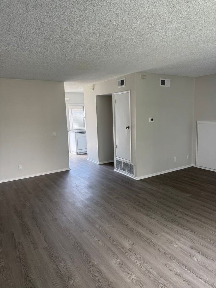 1236 Devonshire Ln - Photo 6 of 40