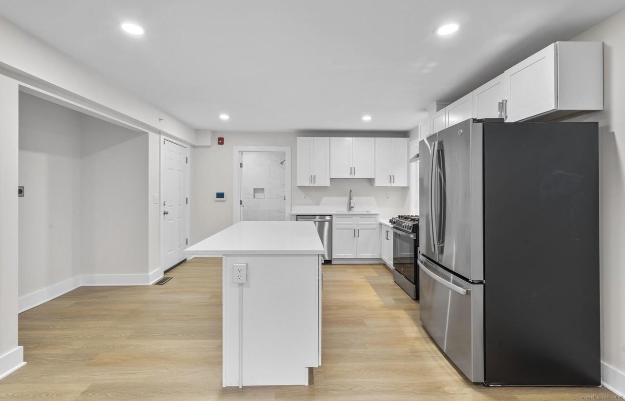 1546 Chapel St #3 - Photo 5 of 15