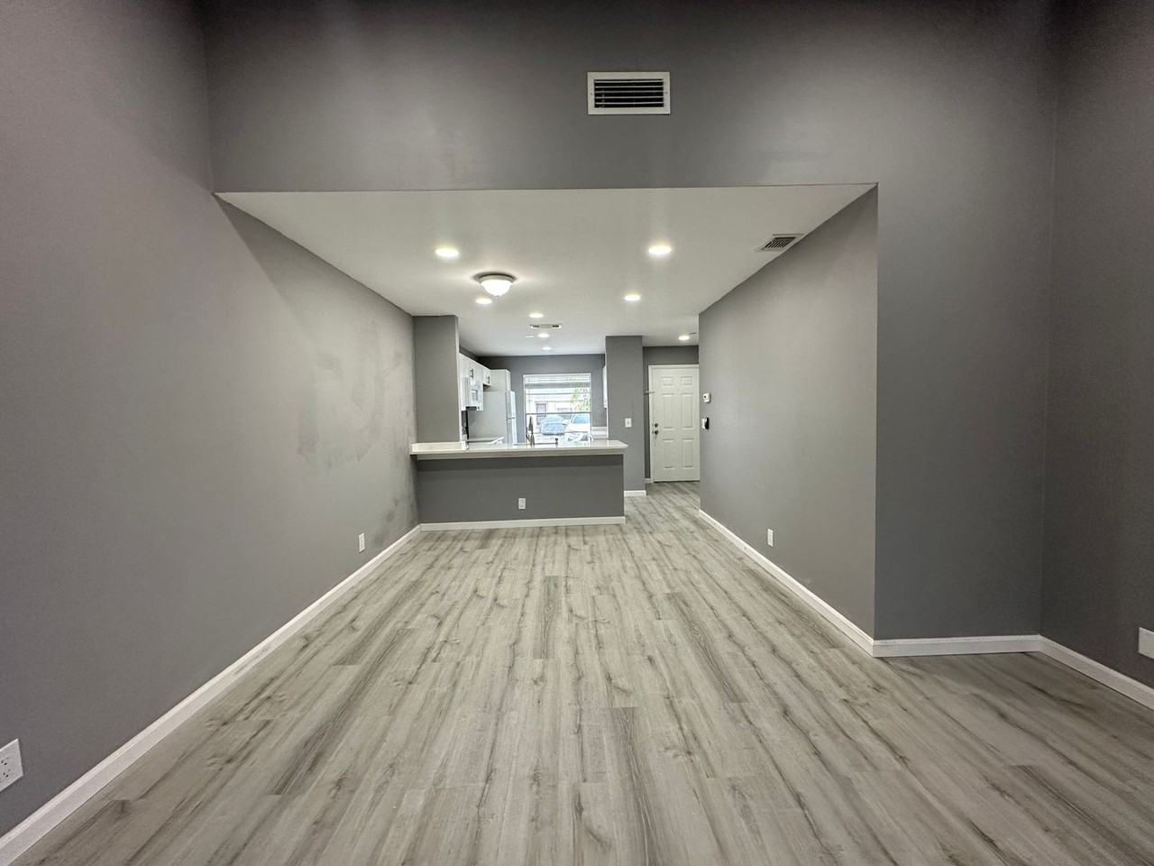 139 Deerfield Ct - Photo 2 of 16