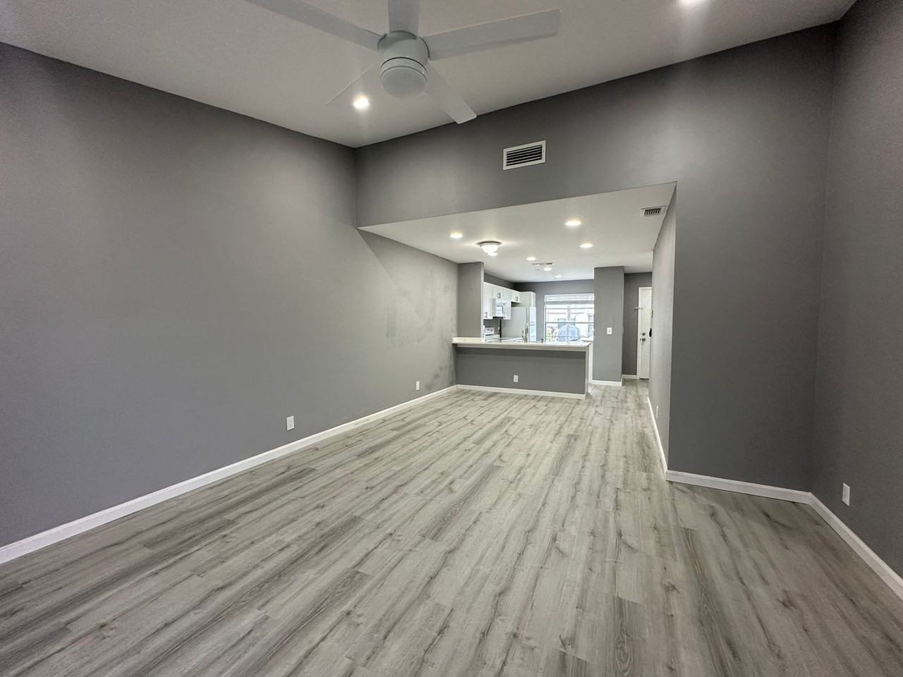 139 Deerfield Ct - Photo 3 of 16